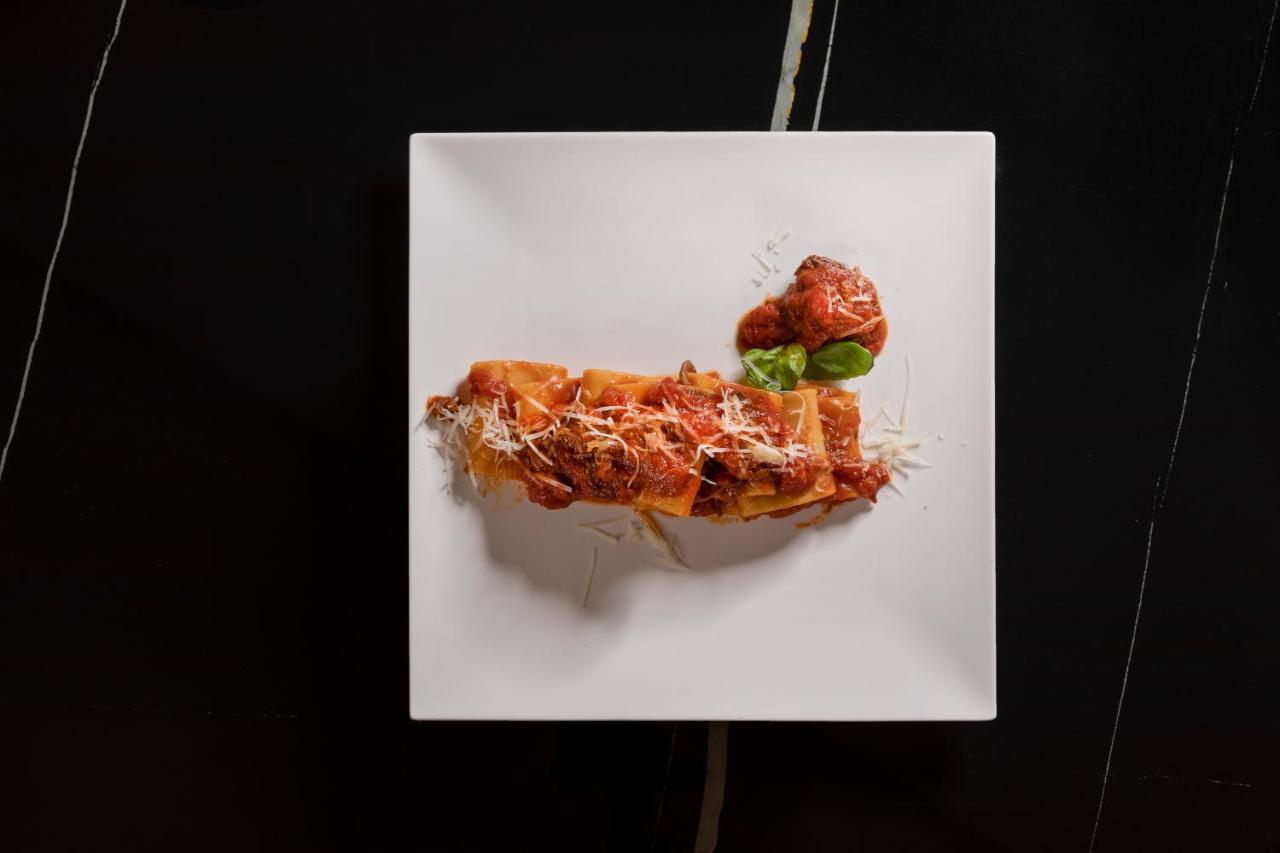 Lhp Napoli Palace & Spa Exterior photo A plate of cannoli